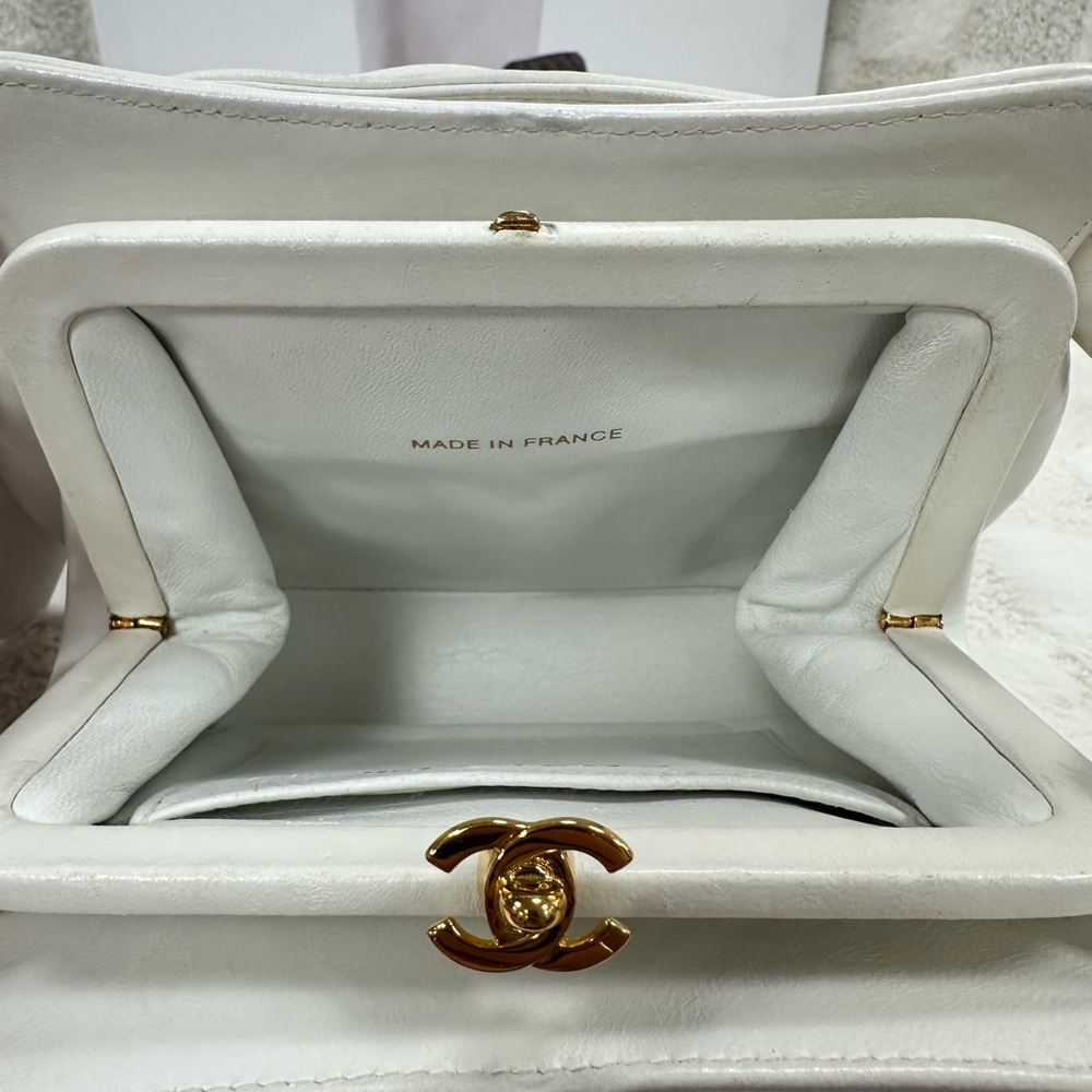 CHANEL Ivory Quilted Shoulder Bag - Picture 3 of 10